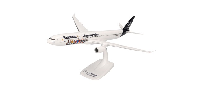 Herpa 613897 - 1/200 Lufthansa Airbus A330-300 "Fanhansa –Diversity Wins"–D-AIKQ